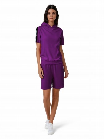 damska-bluza-dresowa-krotki-rekaw-fioletowa-modelka.jpg