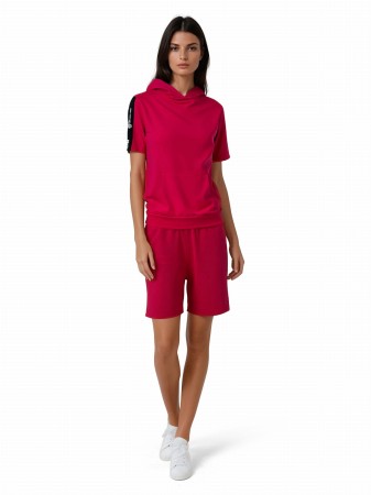 damska-bluza-dresowa-krotki-rekaw-malinowa-modelka.jpg